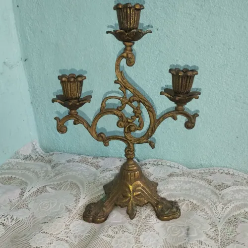Antigo candelabro três velas