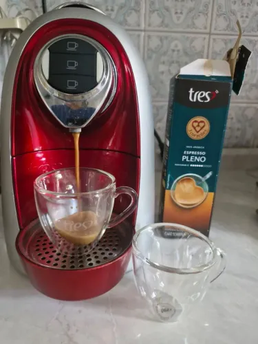 Cafeteira 3 Corações com xícaras de Corações . Café de cápsula.