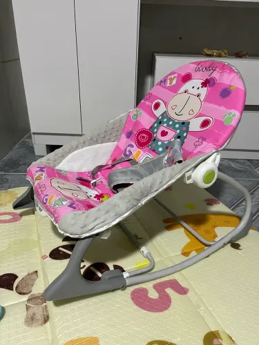 Cadeirinha vibra e toca
