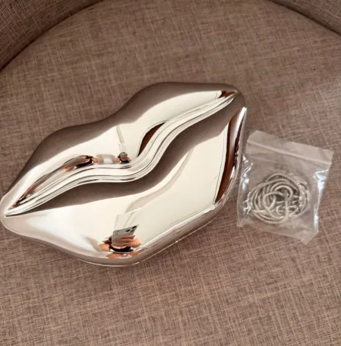 Bolsa prata em formato de BOCA da ANNA PRATA
