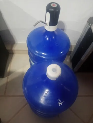 2 galões de água e bomba elétrica