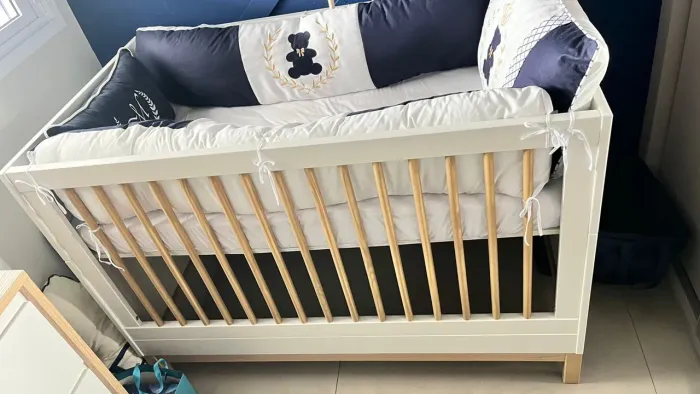 Berço Americano Multifuncional Branco com Carvalho Linha Cozy Quater 2 em 1