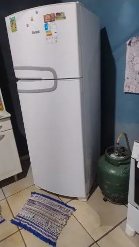 VENDO GELADEIRA FROSFRE CÔNSUL 340 LITROS ESTÁ BEM NOVA SOMENTE VENDA.
