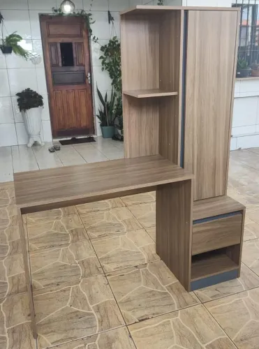 Mesa de estudo com armário lateral