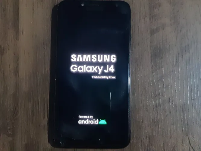 Samsung Galaxy J4 - Tela trincada (Funcionando 100% o toque)
