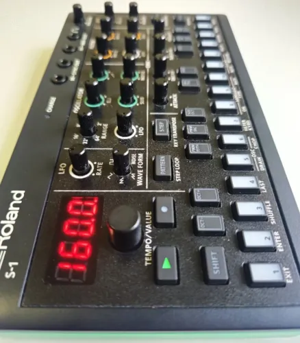 Sintetizador digital Roland S1 clone SH-101 com sequenciador e bateria