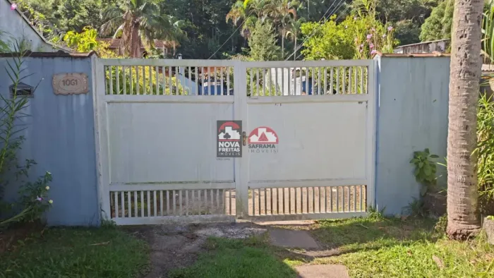 Excelente Casa em vila fechada, com piscina privativa, são apenas 03 residências; Fica a 7