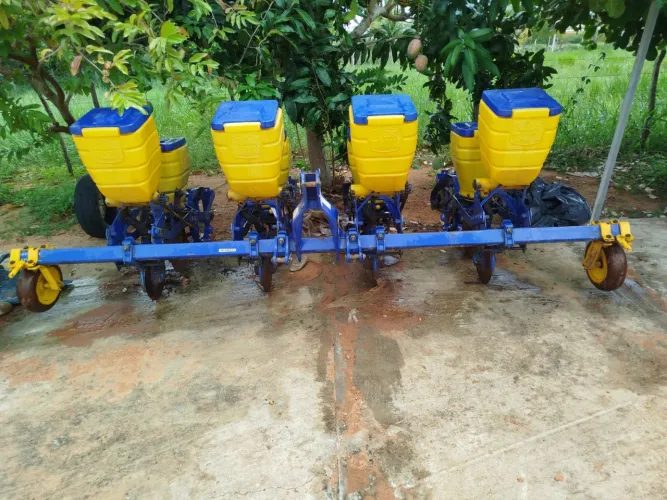 À Venda. Plantadeira Tatu 2021. Só trabalhou 250 tarefas. Estado de nova. 4 linhas