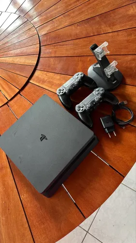 PS4 Slim + 2 controles originais