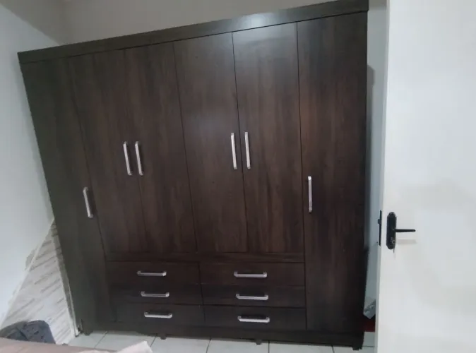 Guarda roupas grande, com pés, ótimo estado, só foi montado uma vez.