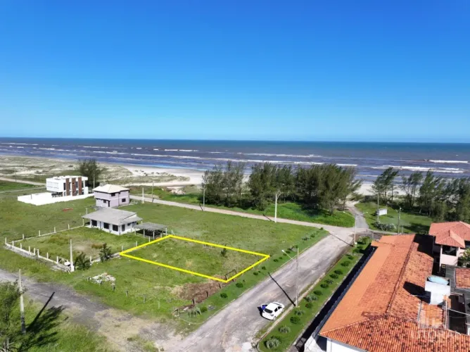 Terreno na 1ª quadra do mar no Bairro Areias Claras