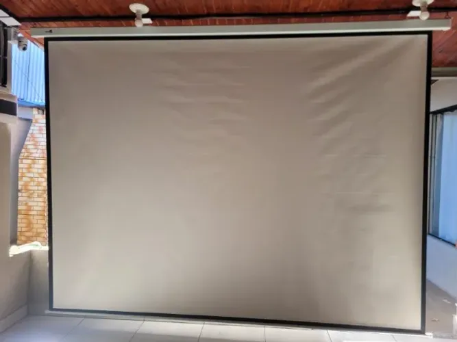 TELA PROJEÇÃO RETRÁTIL COM CONTROLE