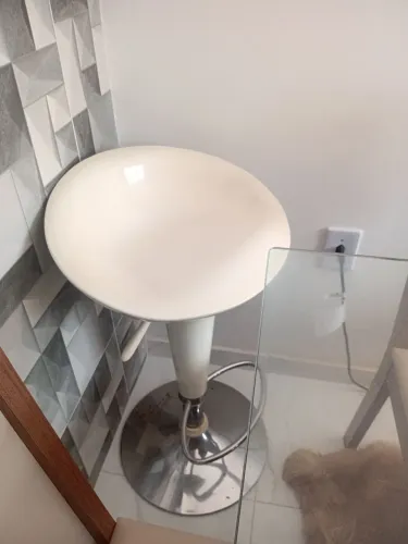 Vendo 2 Banquetas Brancas com base cromada , giratórias e com regulagem de altura .