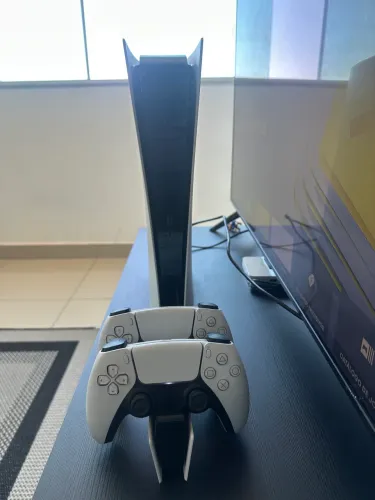 PlayStation 5 Slim + 2 Controles + Base de Carregamento