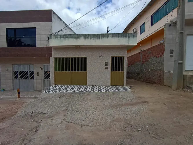 Aluga-se casa no centro abaixo do Pau pombo