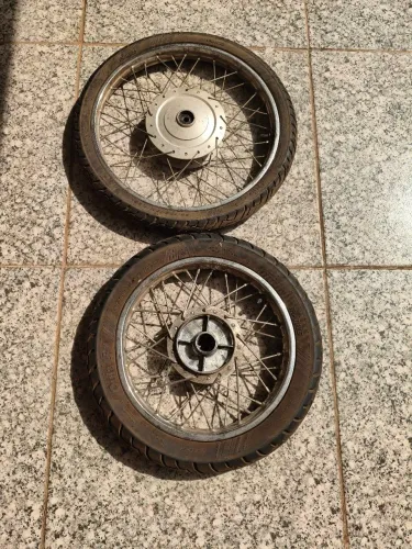 Vendo jogo de rodas com pneus