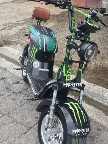 Scooter Elétrica X13<br><br><br>Scooter Elétrica X13 - Semi Nova / Estilo Premium