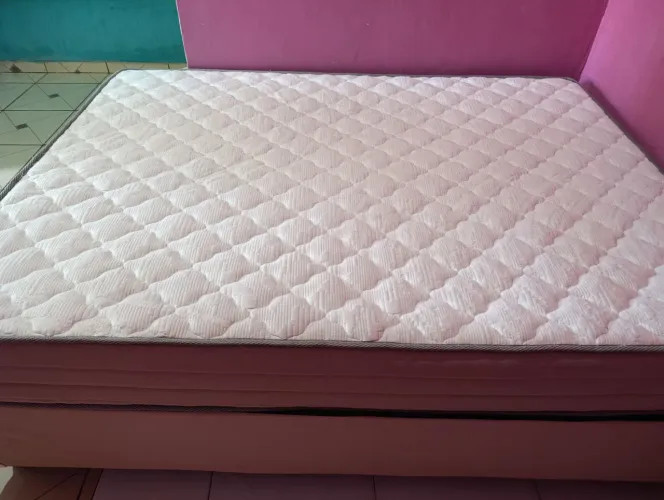 Cama box de casal semi nova , com dois meses de uso vendo pr motivo de viagem 1000