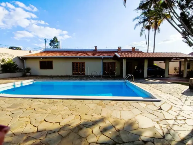 Casa à Venda no Condomínio Maison Blanche em Valinhos, no bairro Ortizes.