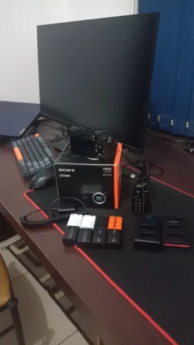 Sony A6500 + Lente Viltrox 33mm f/1.4 + 8 Baterias e Cage (Pronto para Vídeo)