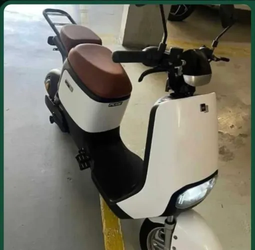 Bicicleta Elétrica Grazie Plus 800 com Pedal e Bateria Lítio quase Okm 2 capacetes tranca 