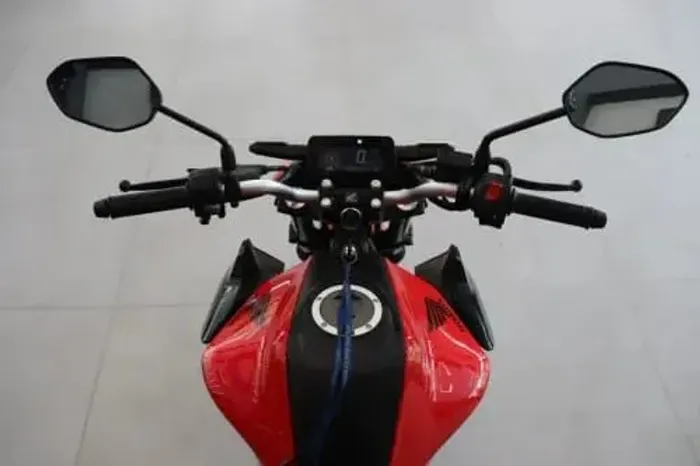 Vem ser feliz com a Honda CB300