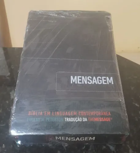 Bíblia a mensagem preta(Capa desgastando a lateral da lombar)