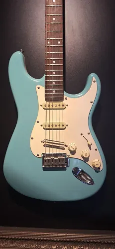 Guitarra Squier Stratocaster Standard