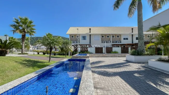 Casa de 3 dormitórios, sendo 1 suíte a 250m da praia no Condomínio Las Lunas
