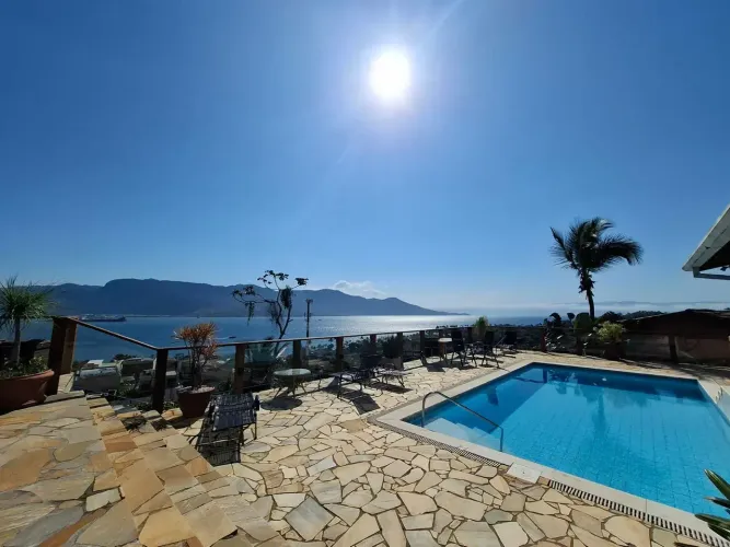 Apartamento em condomínio fechado com vista para o mar a venda em Ilhabela - SP