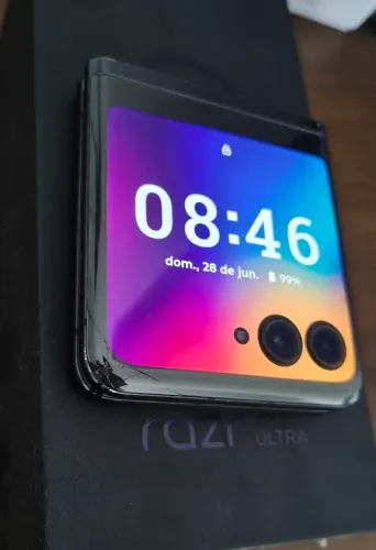 Moto RAZR 40 ultra com defeito na tela interna(precisa trocar)