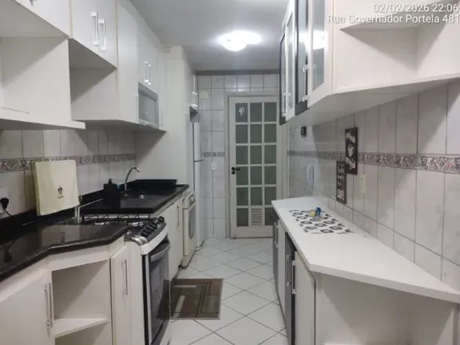 Apartamento centro de Nova Iguaçu, 2 quartos e cozinha planejada.