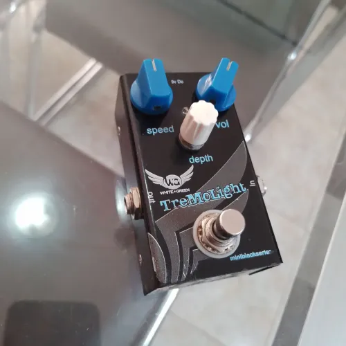 Pedal Guitarra Tremolo WG White Green Tremolight Miniblackserie