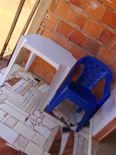 Mesa com duas cadeiras