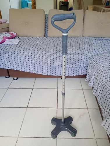 Vendo Bengala com Altura Regulável e 4 pontas para Apoio mais Seguro.