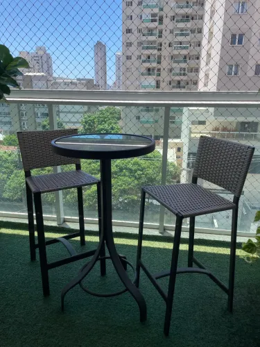 Vendo jogo bistrô com 02 banquetas