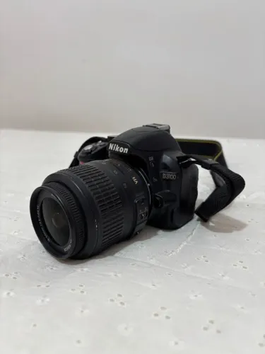 Câmera Nikon D3100 com lente do kit