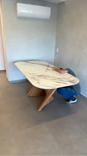 Conjunto Mesa e cadeiras de mármore tecnológico
