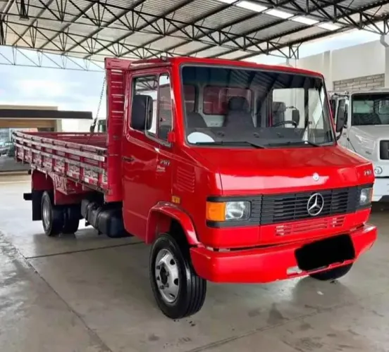 MB 710 carroceria de madeira