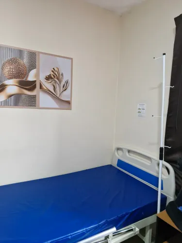 Cama Hospitalar Manual Luxo Aço Resistente 120 kg Cor Branca