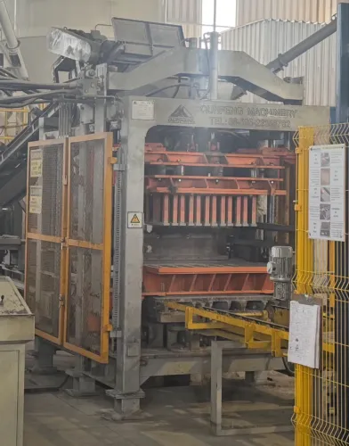 Máquina de blocos e piso de concreto