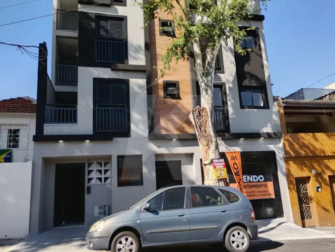 Casa com 2 quartos, sala, cozinha, banheiro, área de serviço, quintal e 1 vaga de garagem