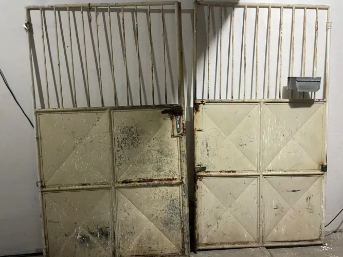 Vendo portão 2.10x2.40 usado so precisa manda fazer o suporte para chumba no muro e pint
