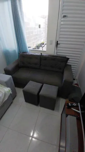 Sofá Semi Novo.