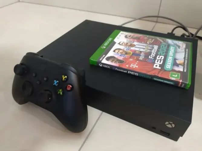 Xbox One X 4K (1TB) + Controle Novo Xbox Series X + Jogo eFootball