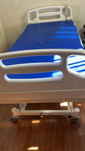 Cama hospitalar Desematec - 3 movimentos + colchão (muito nova)