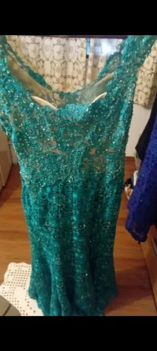 Vestido em renda com brilho e pedraria, tamanho 40