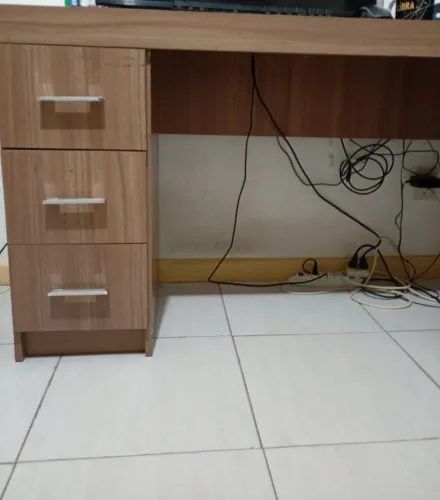 Escrivaninha em L 2 portas 3 gavetas