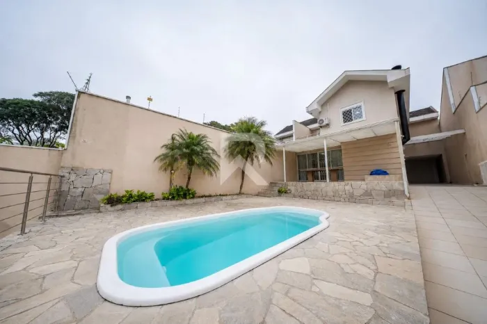 Casa com Amplo Jardim, Piscina e 4 Quartos para Locação, 316 m² - Jardim Social - Curitiba