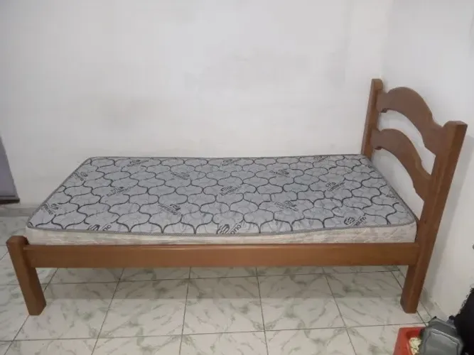 Cama de madeira e colchão solteiro